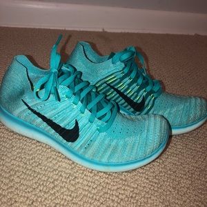 NIKE RUNNING SHOES
